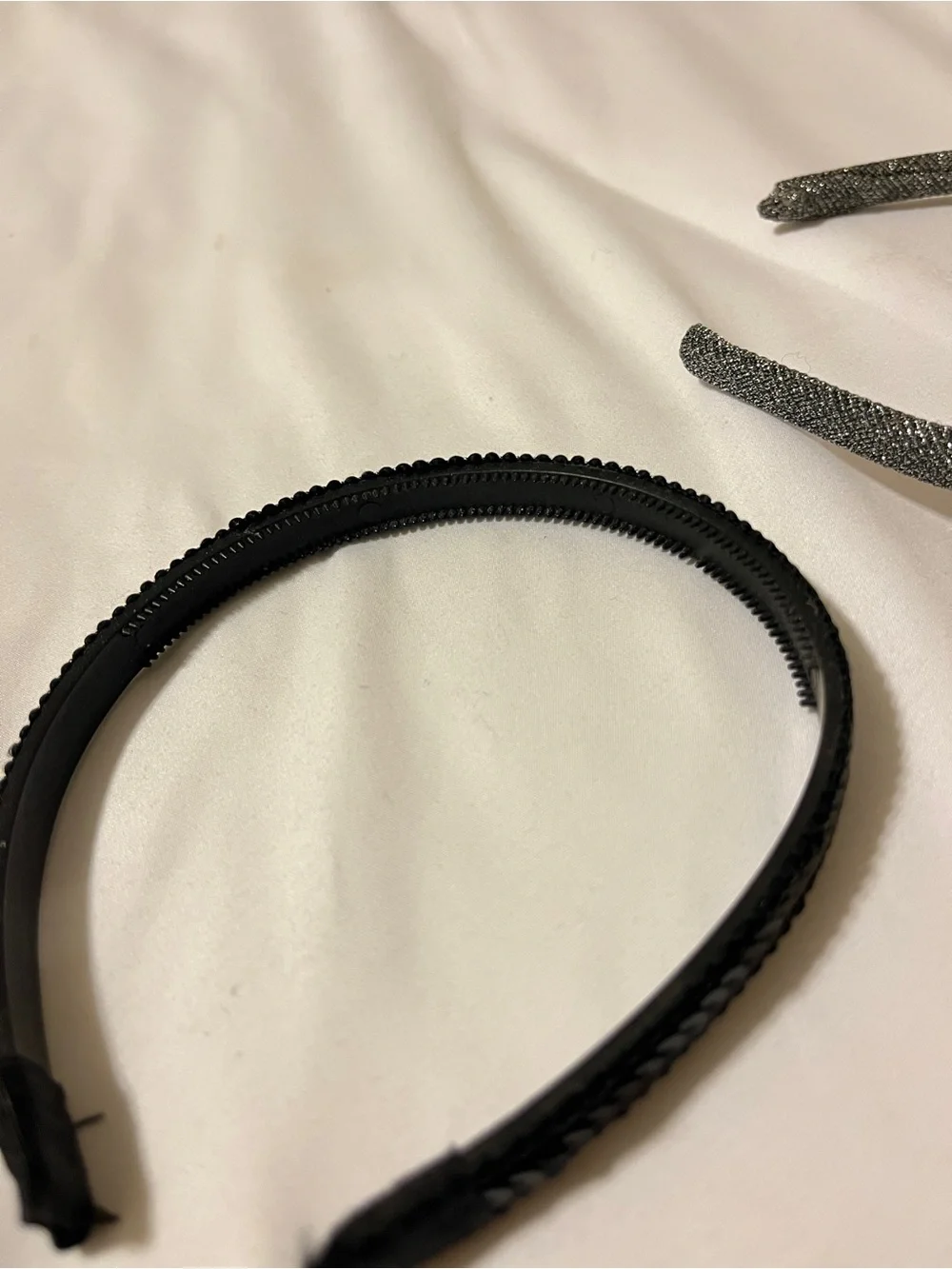 Set of 2 Women’s Sparkly Headbands Black Sequin & Silver Glitter Tooth Comb
